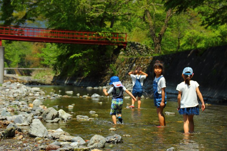 名栗川の浅瀬で遊ぶ子どもたち