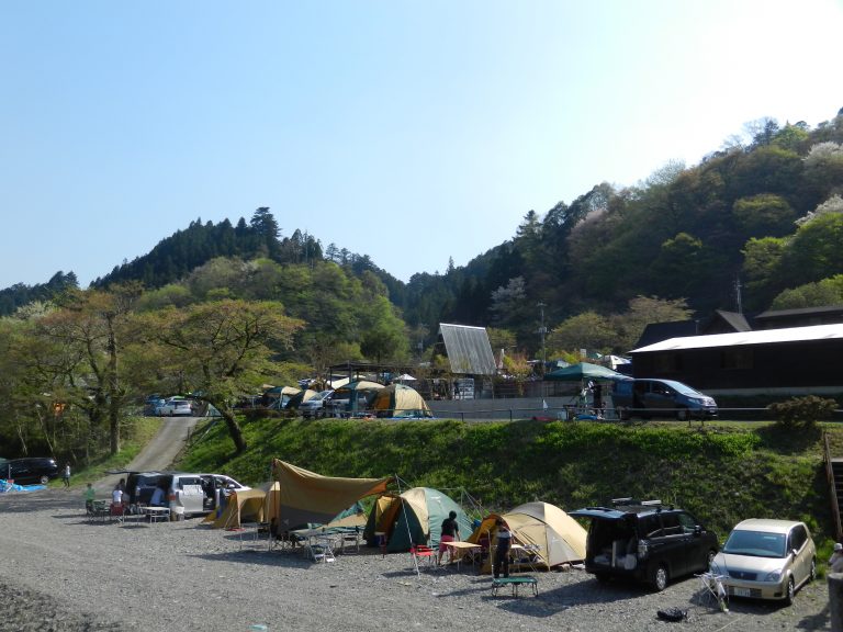車を横付けしてテントを張ったオートキャンプの河原サイト