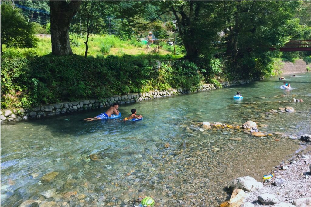 透明度の高い名栗川での川遊びの様子
