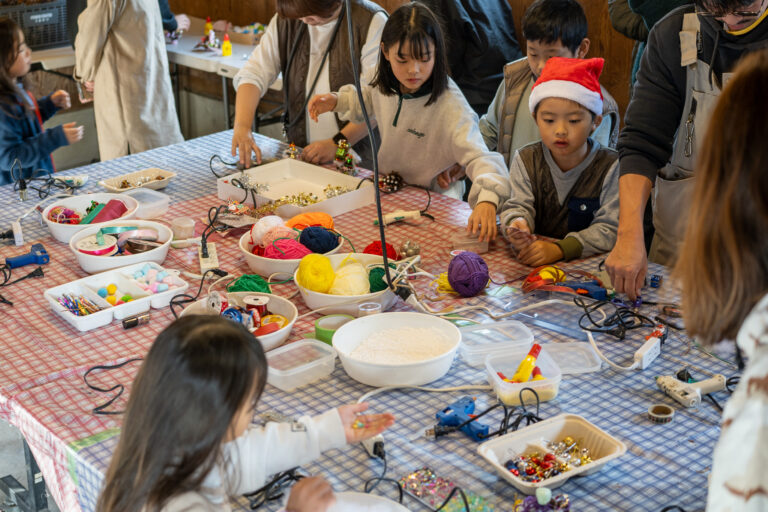 クリスマスクラフトに取り組む子どもたち