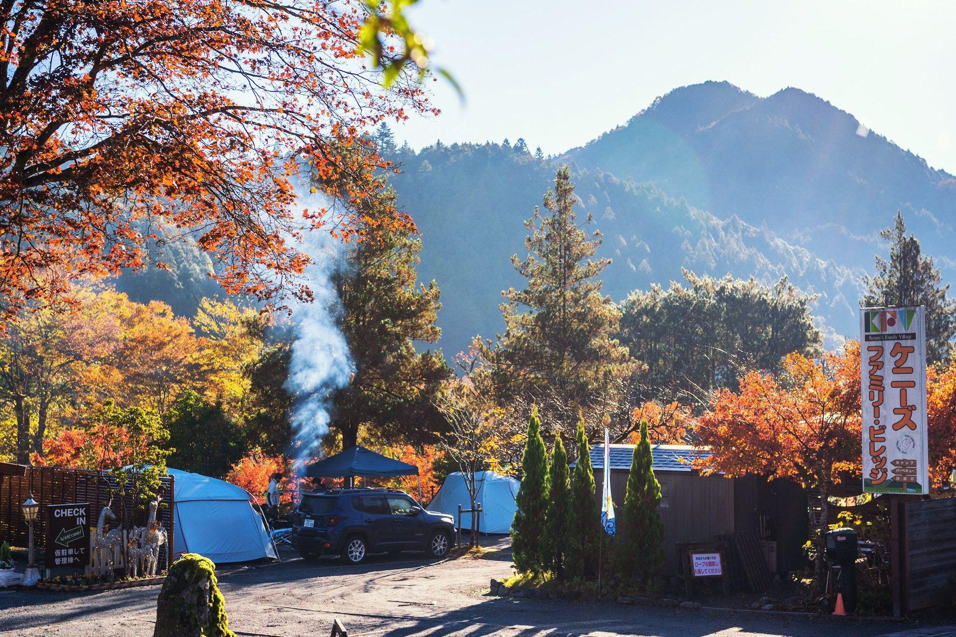 紅葉に包まれた秋のケニーズ・ファミリー・ビレッジ（埼玉県飯能市名栗）
