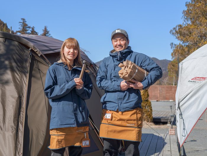 テントの前に立つケニーズのスタッフ2人