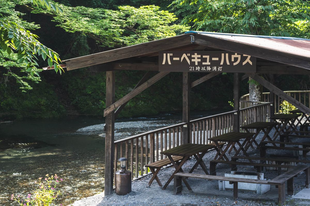 川沿いに建つ古民家ファミリービレッジのバーベキューハウス