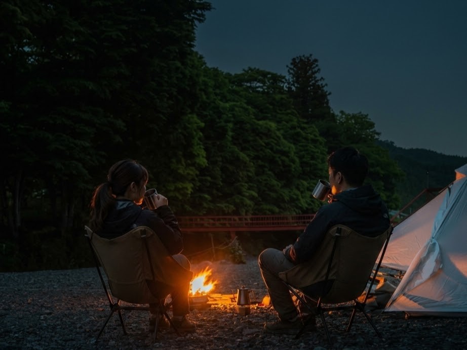 夕暮れの名栗で焚き火を囲む秋冬の2泊キャンプ