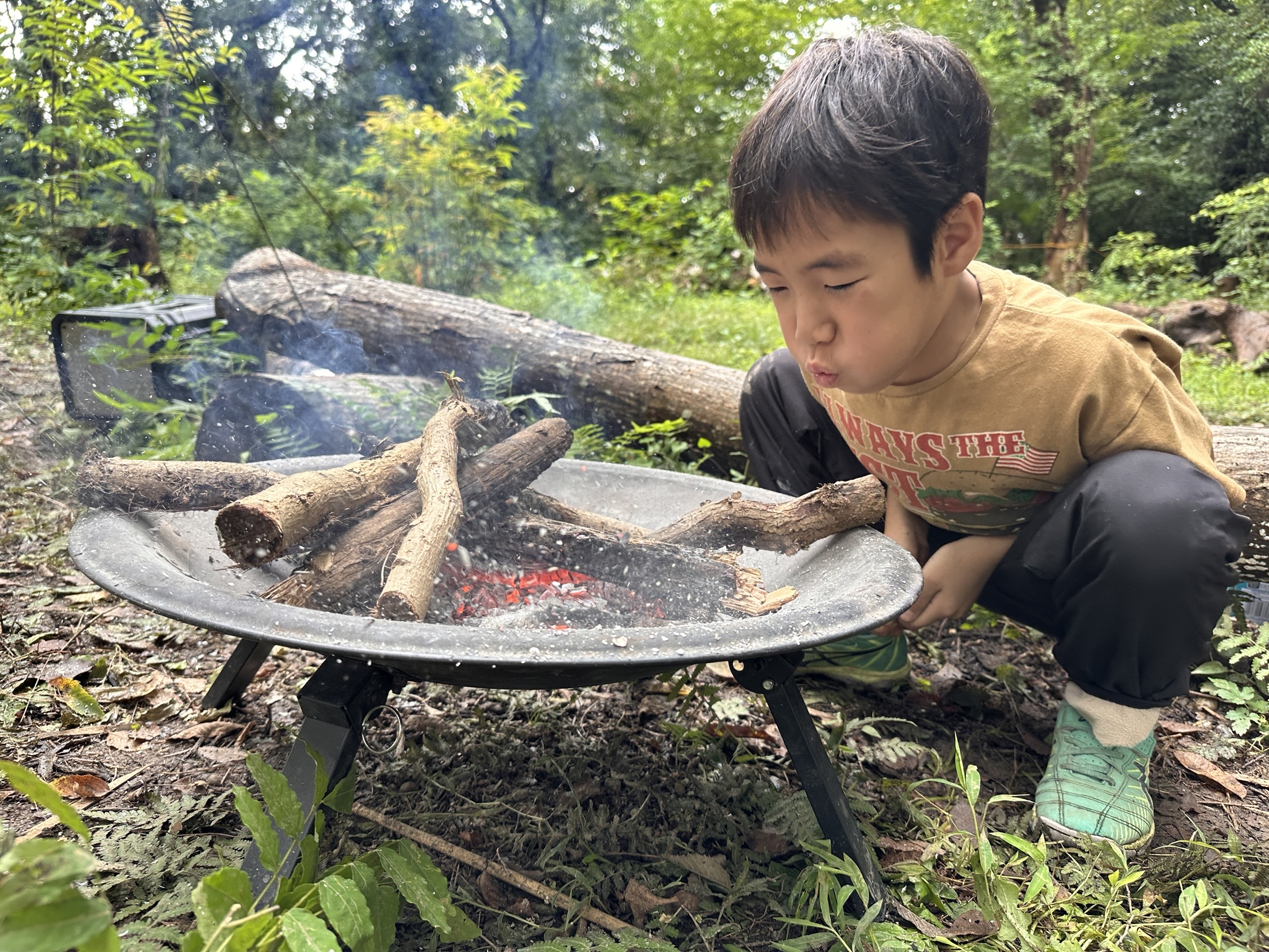 キャンプで火起こしを楽しむ様子