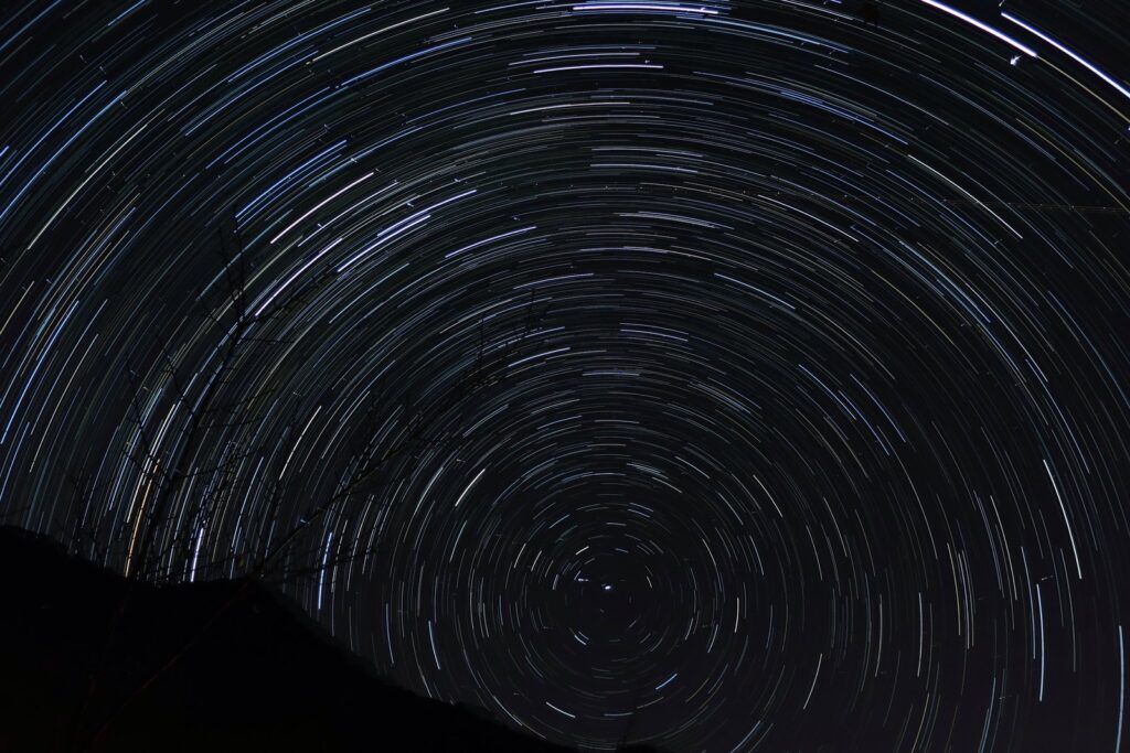 名栗の山の上で円を描く星の軌跡